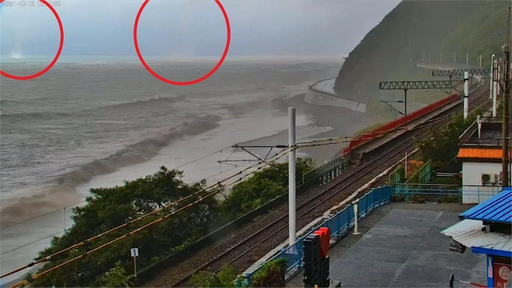 雙水龍捲直竄天際！台東多處近海出現奇景　即時影像全錄下