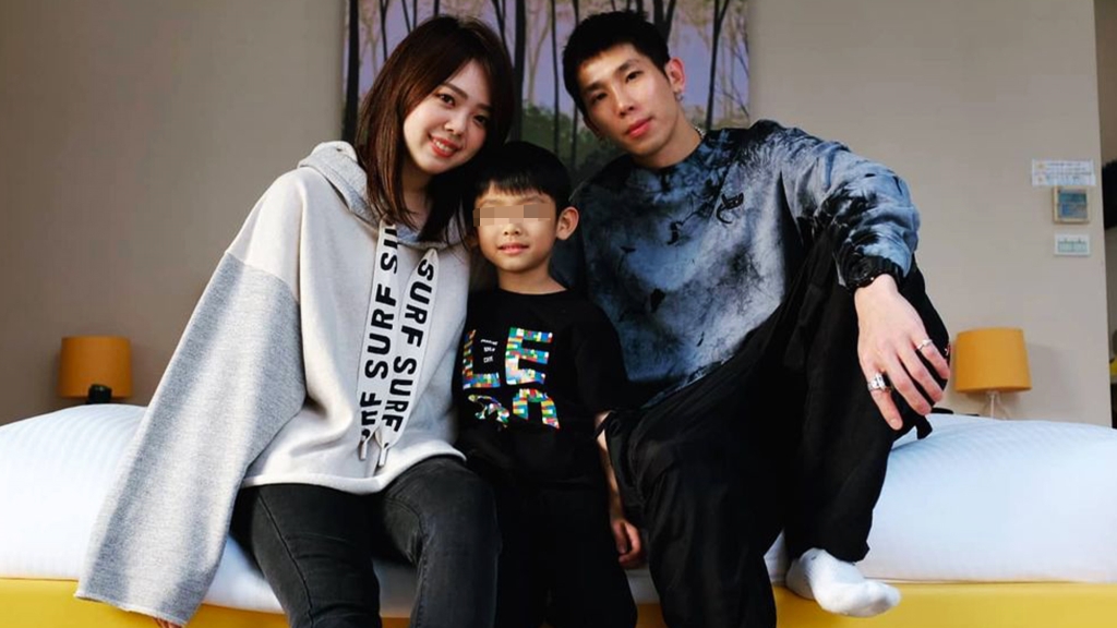 黃鴻升逝世一週年　妹婿被爆KTV偷吃嫩模！玩到瘋躺大腿、抱抱樣樣來