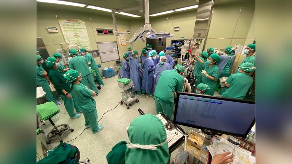 30名醫護搶救新生兒！嬰兒發紫、血濺牆上　4張照片惹哭網友