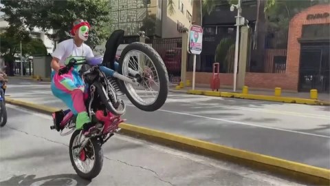 運動類萬聖節!委內瑞拉摩托特技繞街秀 佛羅里達高手潛水刻南瓜