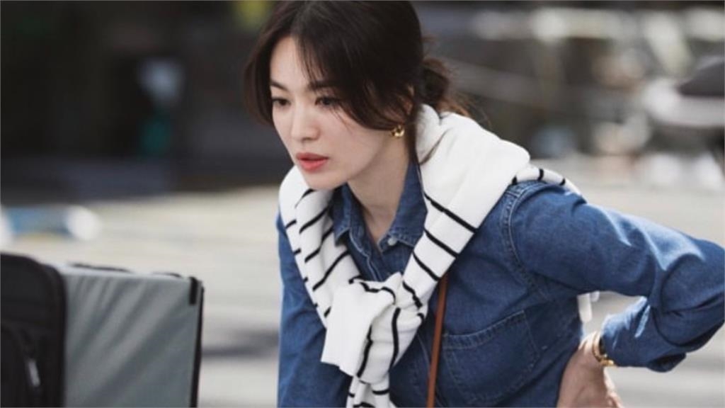 宋慧喬新劇「馬尾留學照」狼狽蹲坐路邊　依舊超美網嘆：根本學生妹