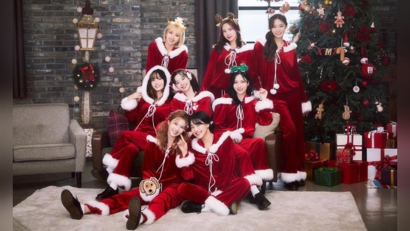 TWICE耶誕節驚喜送祝福 周子瑜「激短迷你裙」性感藏不住! TWICE耶誕節驚喜送祝福 周子瑜「激短迷你裙」性感藏不住!