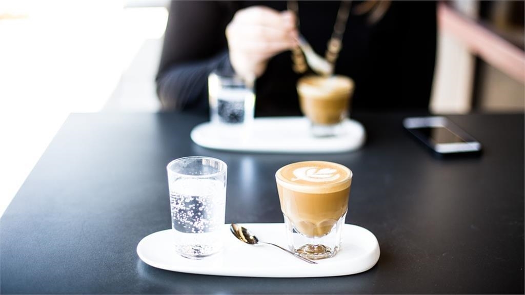 店家規定低消1杯飲料！「為何不設消費金額？」網揭暗黑手法秒懂