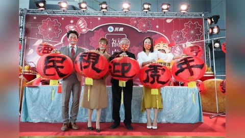《黃金歲月》演員跟書法大師一起揮毫寫春聯 提早跟觀眾拜年