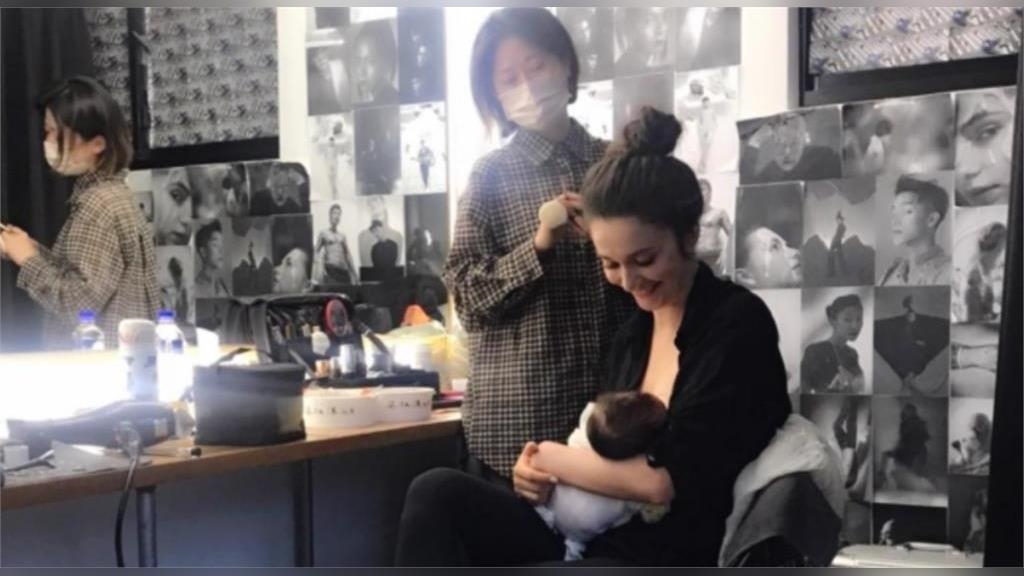 母愛爆棚!瑞莎親餵二寶Mila照片曝光 網見溫柔眼神大讚:最美媽媽 母愛爆棚!瑞莎親餵二寶Mila照片曝光 網見溫柔眼神大讚:最美媽媽