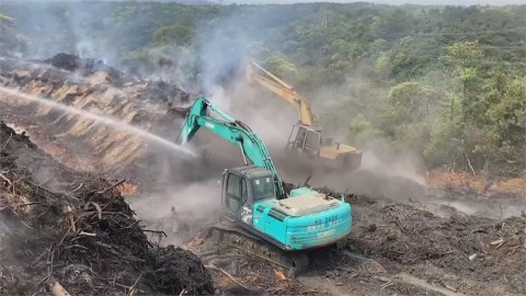 廢木材場火警！怪手邊翻動木材　消防邊滅火