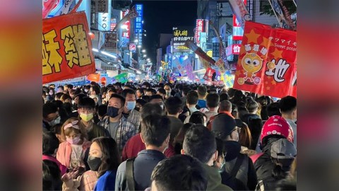 不只墾丁!嘉義文化路「萬頭鑽動」沒盡頭? 驚人俯瞰視角照曝光