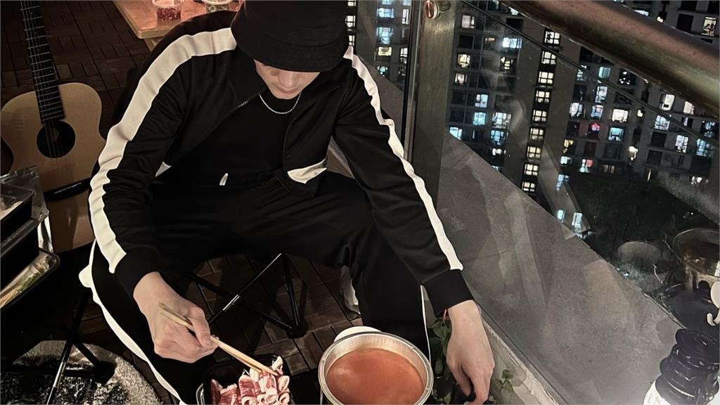 上海大規模封城兩樣情！黃國倫夫妻「1天吃1餐」　他卻狂下廚美食配美景