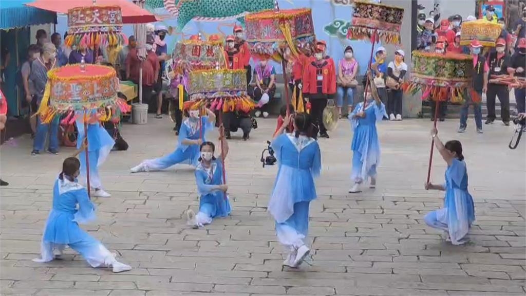 澎湖遶境最美麗轎班　娘子軍扶轎吸睛