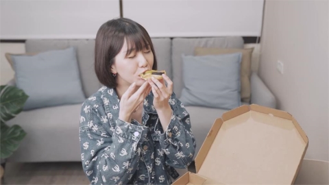 超狂新口味!「鹽酥雞搭OREO」披薩顛覆味覺 正妹一吃嗨喊:再來2片