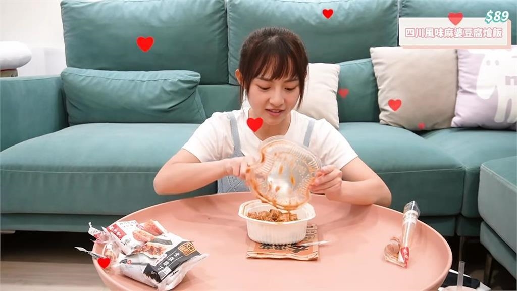 超狂開箱！啦啦隊正妹暴吃小籠包店商品　連餅乾也要18摺精神