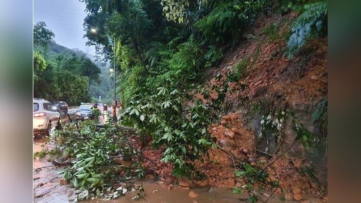 豪雨炸新北！ 淡水、八里多處積淹水  五股邊坡土石滑落交通打結