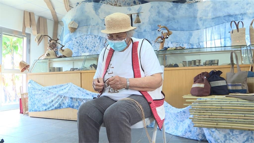 挽救失傳工藝　國寶級阿嬤學習香蕉絲編織