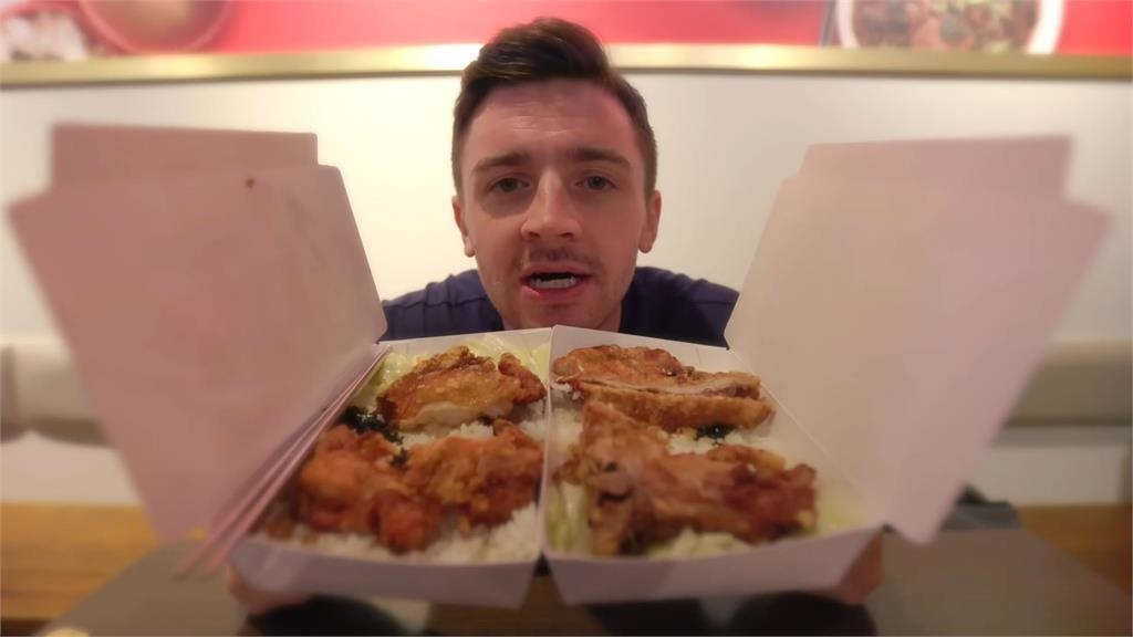 台灣便當界霸主！老外嚐「必比登推薦」爆汁雞排便當　直呼：天天都要吃