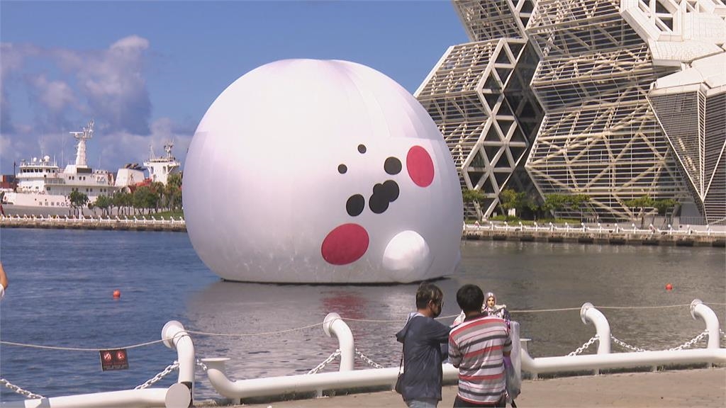 文博會首度移師高雄！　民眾搶拍巨型「小海豹」