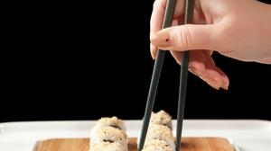 日本發明讓飯菜變鹹的「電筷子」　減少吃鹽美味不減！低鈉飲食者的福音來啦