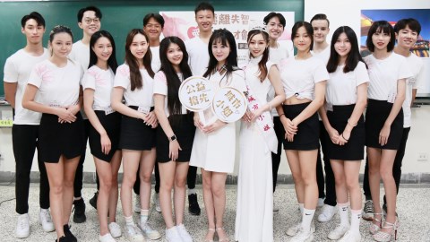 星二代何柏廷組加油團 公益活動處女秀 選美教母張如君憂疫情 松山「祖孫情」搶先跑