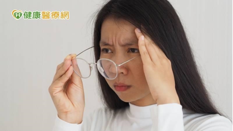 眼冒黑絲線條、閃亮光 當心視網膜剝離找上門 眼冒黑絲線條、閃亮光 當心視網膜剝離找上門