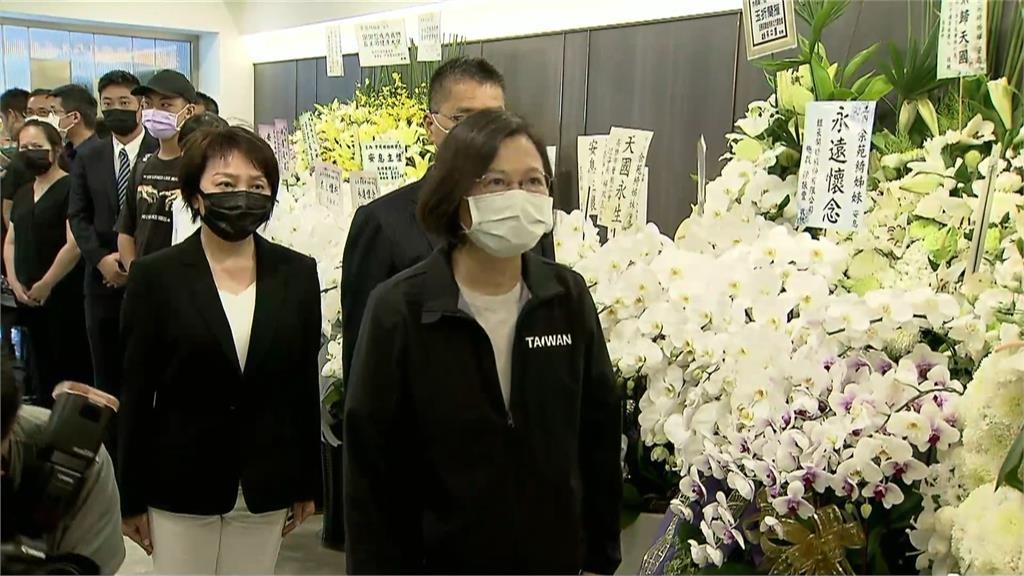 蔡英文親赴余苑綺靈堂弔唁　緊握余天、李亞萍的手致哀
