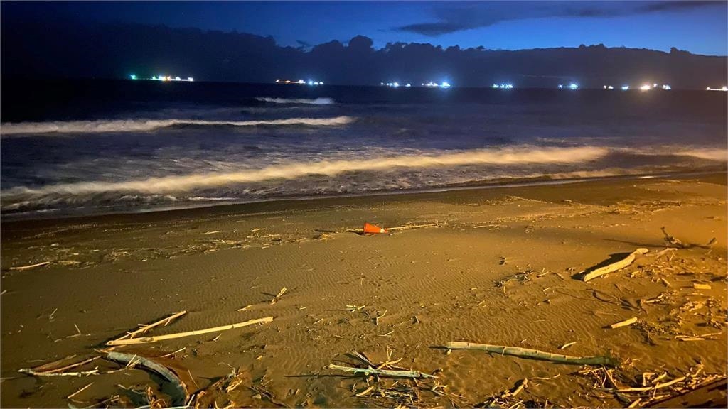 1支三角錐要叫什麼？他PO「超寂寥海灘照」揭曉謎底：莫名有股詩意