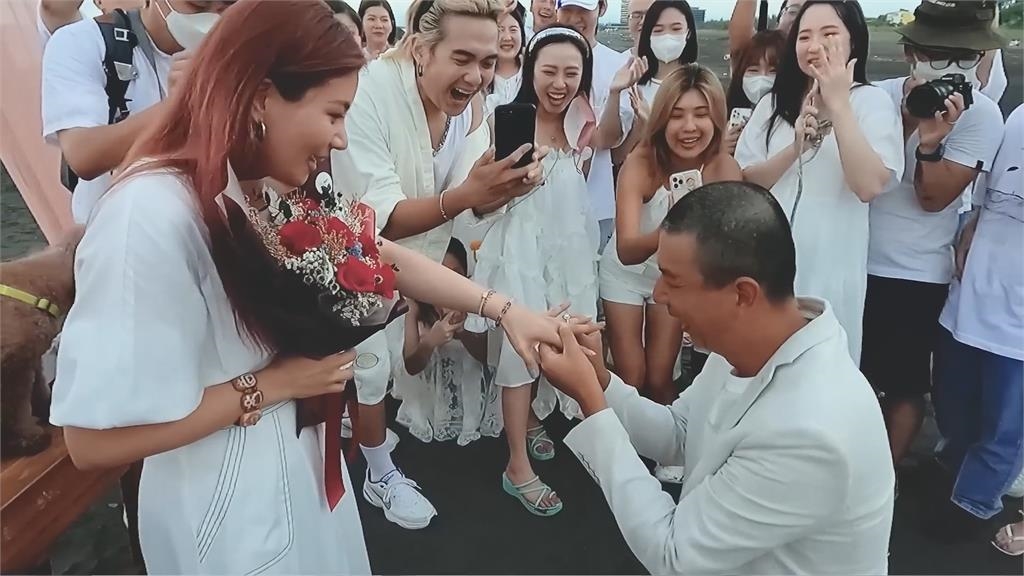 有情人終成眷屬！董仔曝感動求婚過程　他淚喊：都是因為妳改變了我