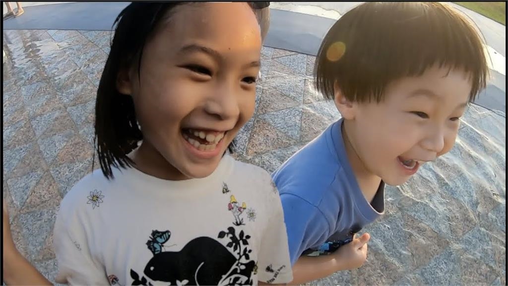 4歲弟永遠無法滿足！姐姐轉移注意秒搞定　媽笑誇：比我還會照顧小孩