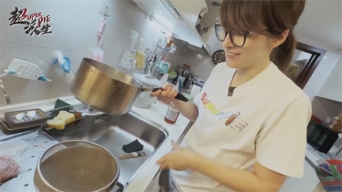 美嬌妻廚藝被質疑!料理過程慘遭尪吐槽 怒問:可不可以欣賞我一下