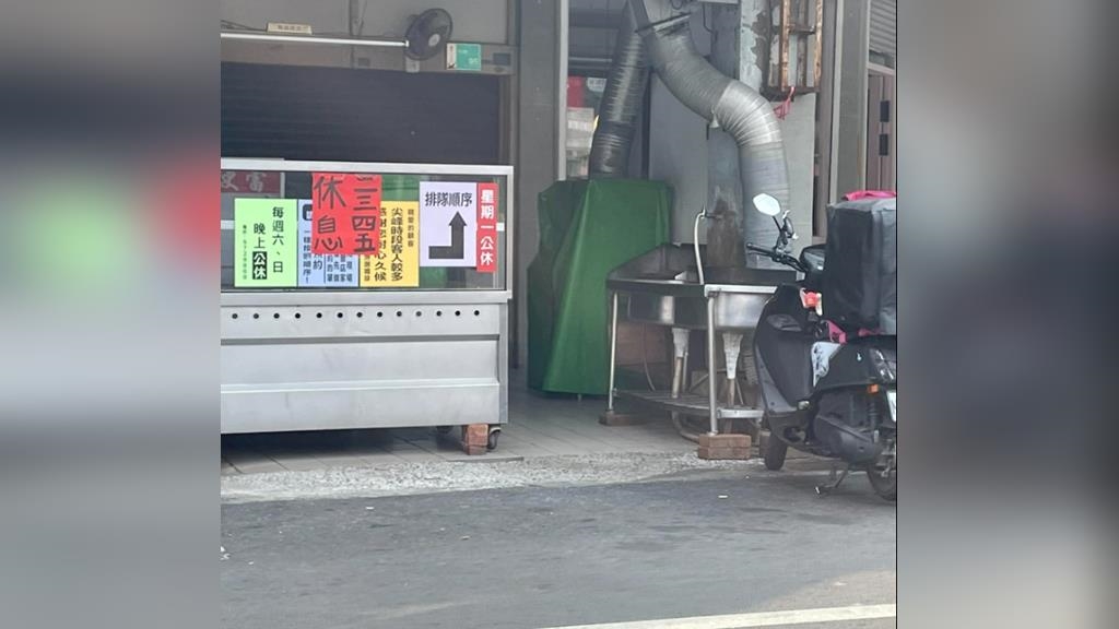 店家門口貼3張「公休公告」看得霧煞煞！網傻眼：到底哪天才有營業？