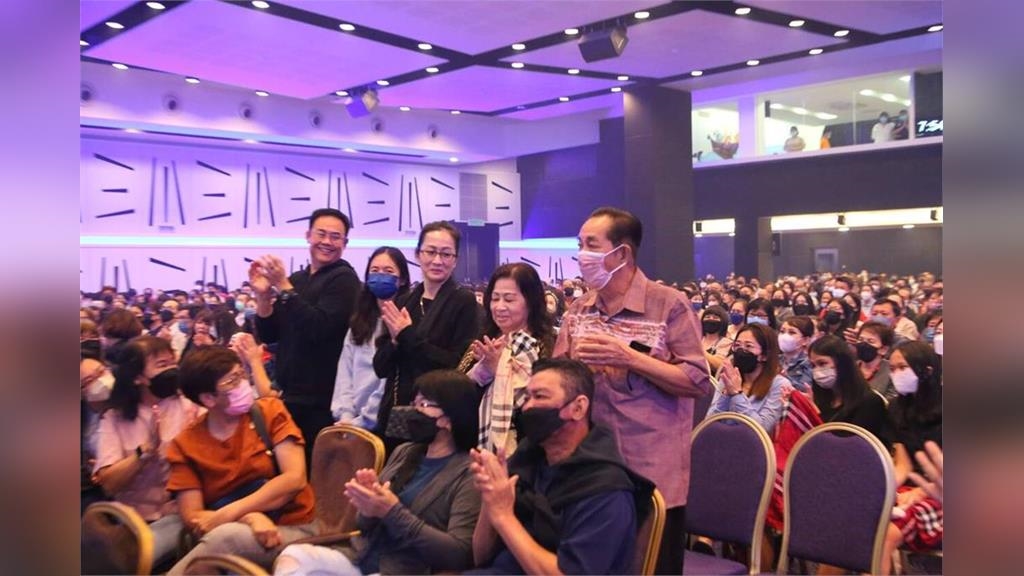 淚崩！黃國倫帶全場千人同為艾成媽媽祝壽 王瞳視訊連線