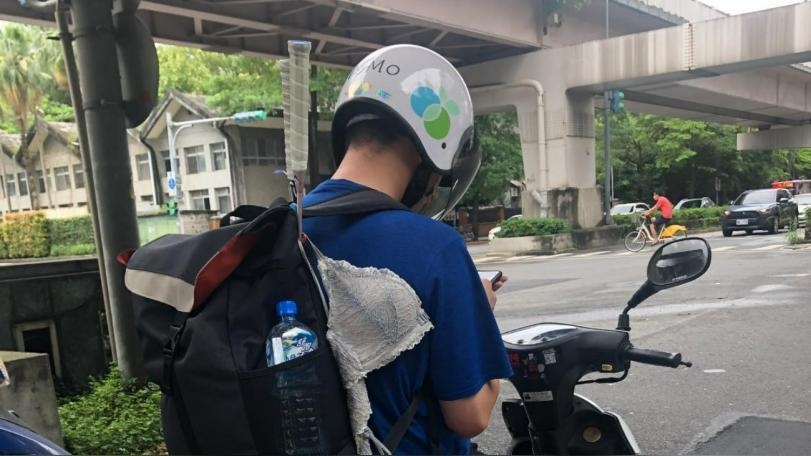 「跟著他的奶罩騎」他一跟好幾個路口：到底怎麼掛上去的？