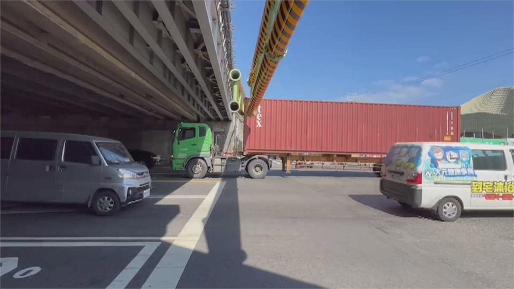 頭過身沒過! 大貨車撞壞涵洞4.1公尺限高門架|四季線上4gTV