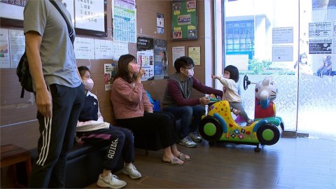 小孩高燒門診增三成!醫師籲口罩繼續戴