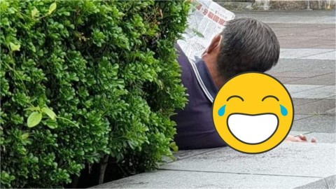 被耽誤的建築師!公園阿伯躺看報紙「全靠這1物」網見真相全笑了