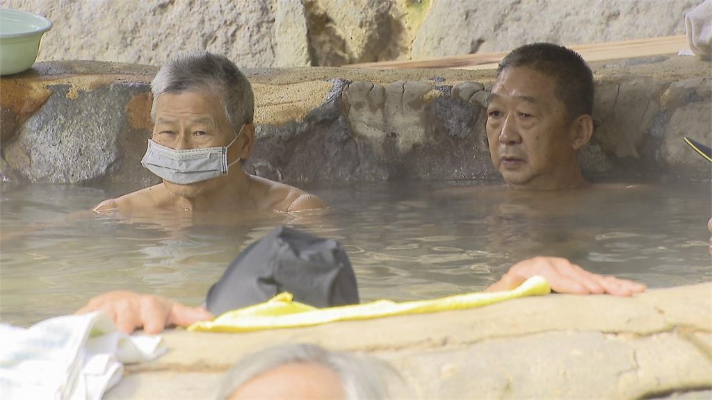 寒流發威民眾湧北投泡湯　俄羅斯正妹：泡溫泉有吃火鍋的感覺