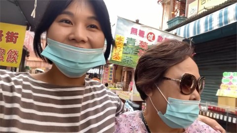 美食太多!南韓媽狂嗑台南小吃撐破肚 忍不住投降愛女笑:這才剛開始