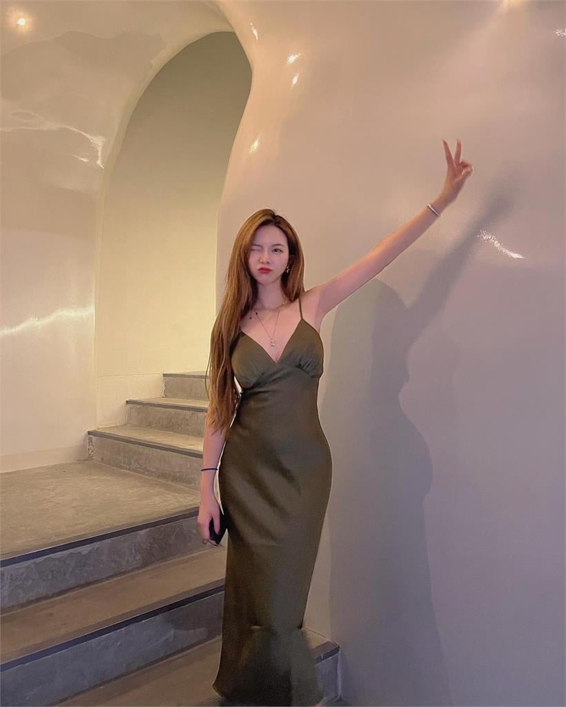 衣服太緊「胸前只剩1條線」!奎丁擔心爆開:2023第一天就嗨了