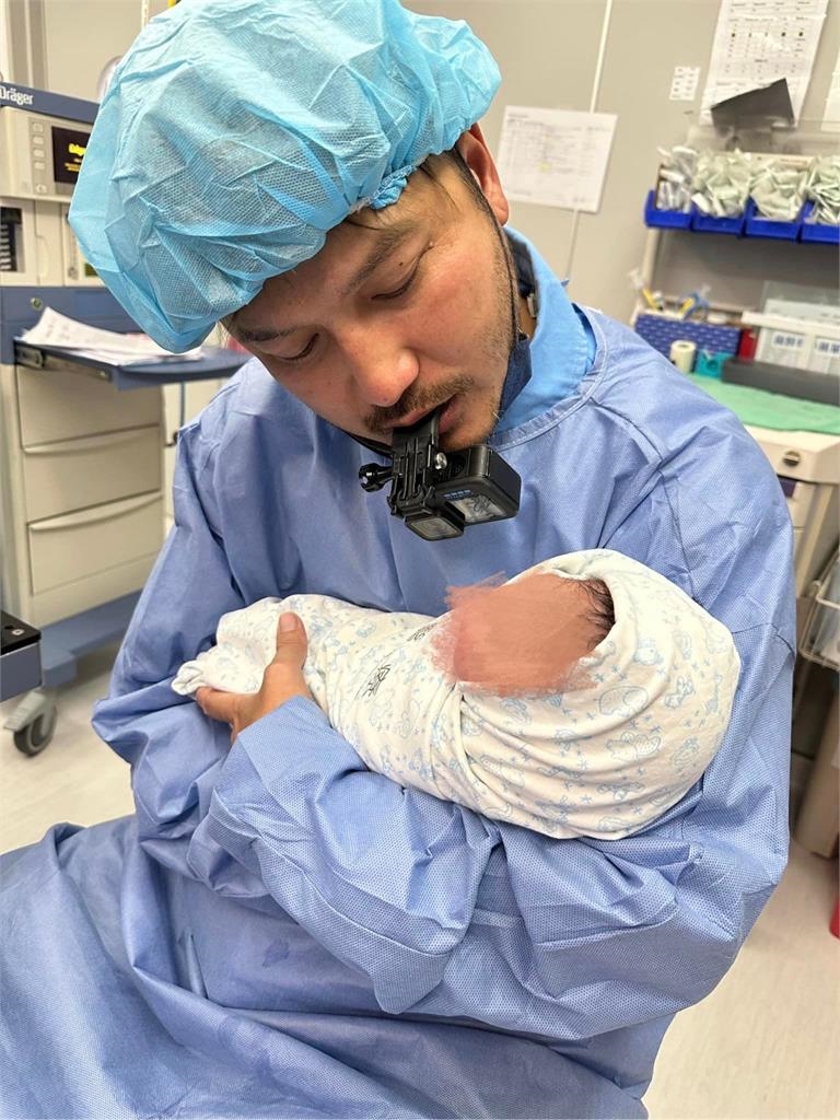 KID喜迎「小野人」！全程陪老婆「幫剪臍帶」嗨喊4字：不可思議