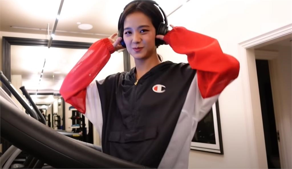 Jisoo私下差很大!頻道「戴眼鏡又素顏」3點做自己 網笑:有骨氣