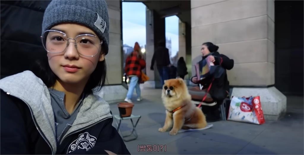 Jisoo私下差很大!頻道「戴眼鏡又素顏」3點做自己 網笑:有骨氣