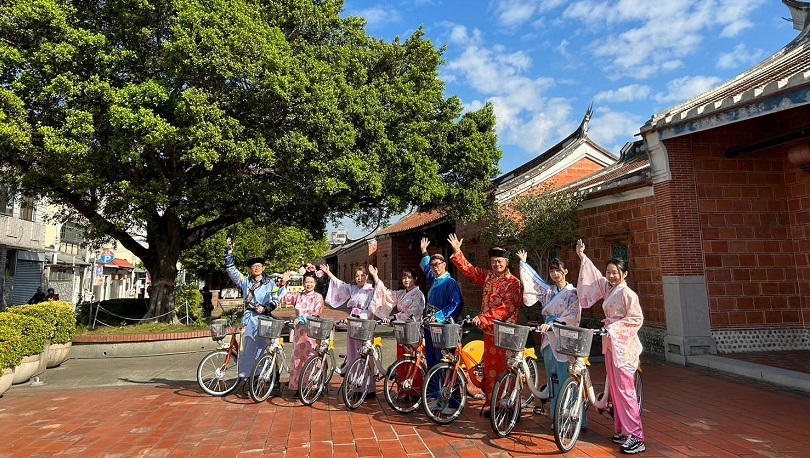 新「騎」觀！　YouBike玩穿越漫遊霧峰林家花園