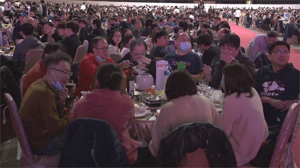 A-Lin登台開唱!廣達尾牙席開千桌 林百里霸氣加碼頭獎