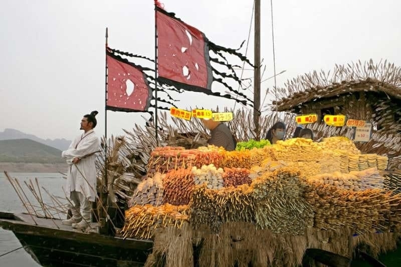 赤壁之戰？碳烤堆成山竟變「草船借箭」　網瘋狂敲碗「攤位地點曝光」