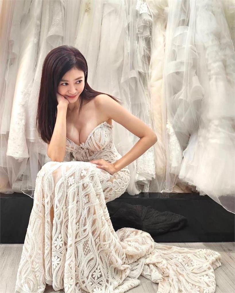 八點檔女星穿「透視婚紗」曝超兇身材！托腮露迷人甜笑網暈：太辣