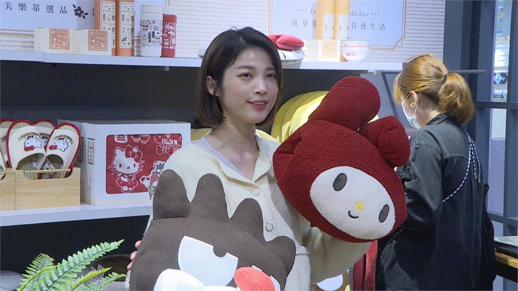 通路業打造設復古拍攝場景 可愛Hello Kitty、酷企鵝陪過年