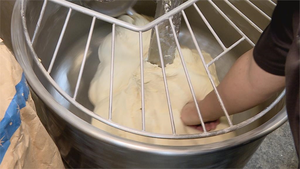超夯千層生乳吐司製程曝光 訂單接不完!24小時不打烊製作