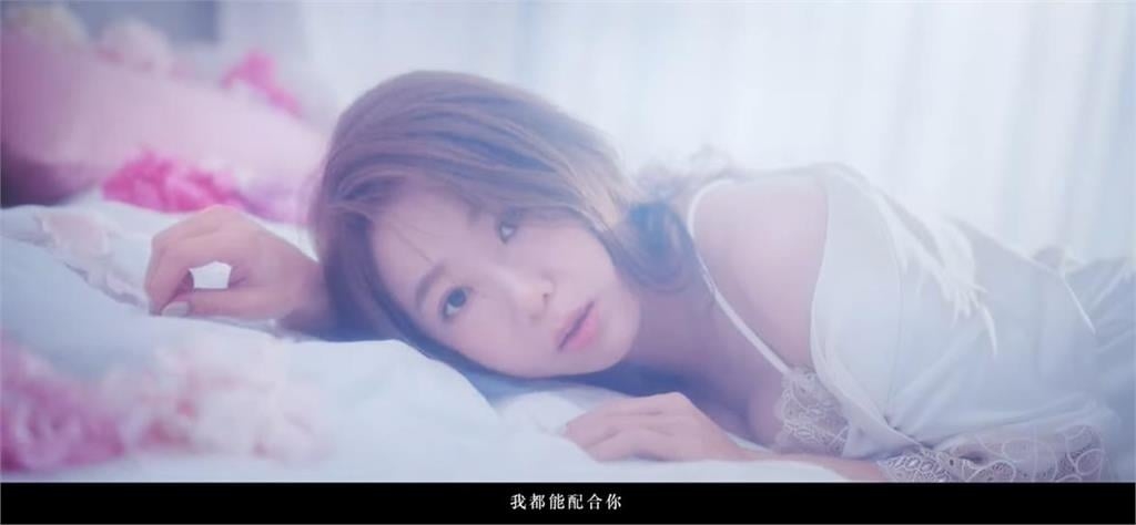 郭書瑤趴地「蚯蚓式移動」姿勢太犯規!邪惡曲線全現形:我都能配合你