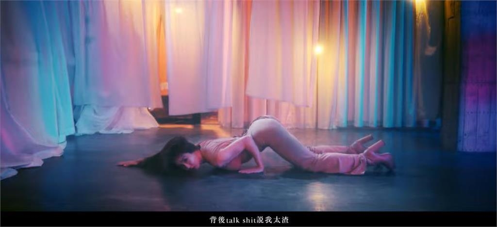 郭書瑤趴地「蚯蚓式移動」姿勢太犯規!邪惡曲線全現形:我都能配合你
