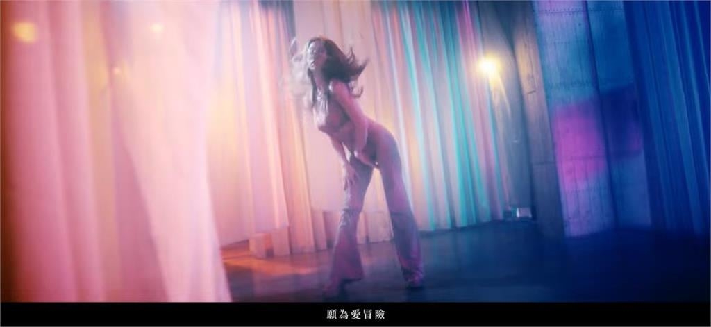 郭書瑤趴地「蚯蚓式移動」姿勢太犯規!邪惡曲線全現形:我都能配合你