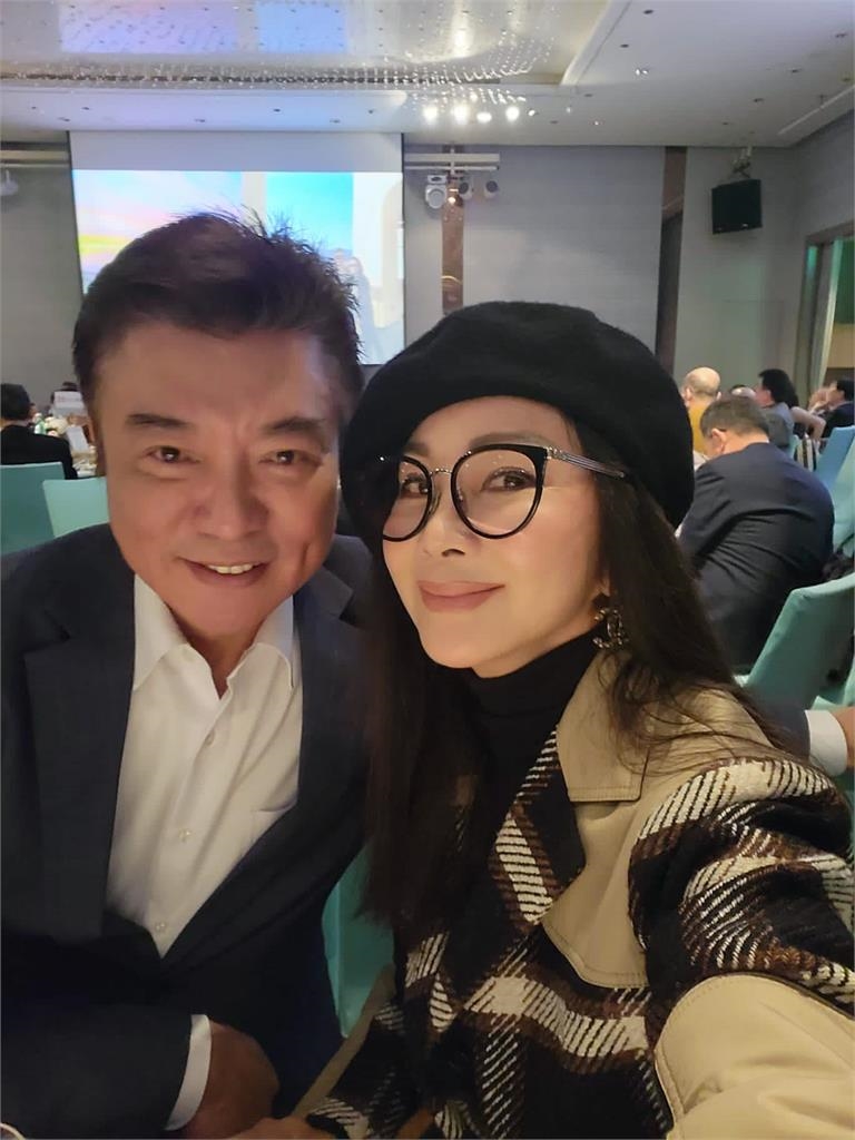 陳美鳳緊貼71歲白髮趙樹海、69歲瓊瑤男主角　「驚人真面目」曝光