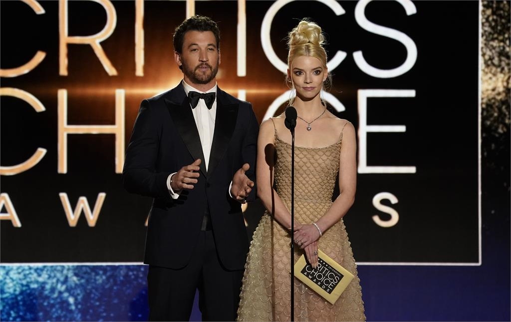 《后翼》安雅「裸色透視裝」辣翻紅毯！強光照射「危險三角」現形照流出